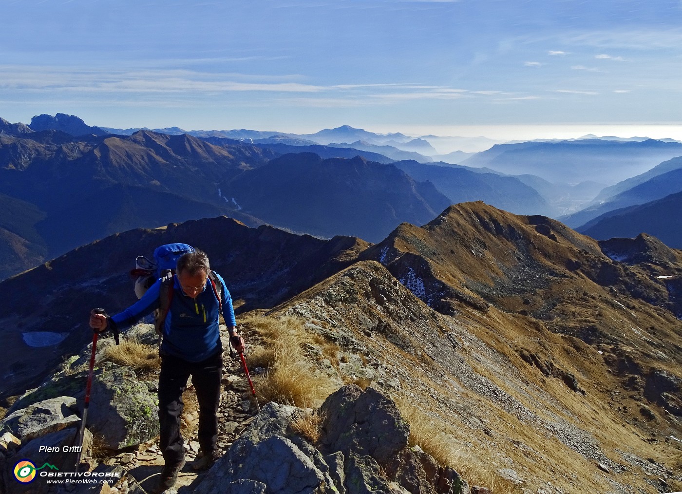 49 Salendo in Costa d'Agnone con alle spalle il Monte Segnale .JPG -                                